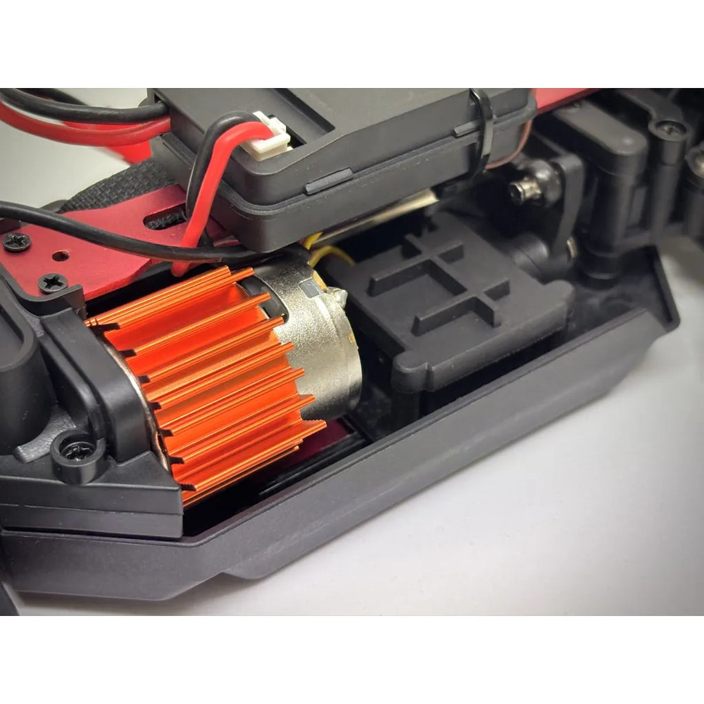 Absima Desert Runner 4WD Blau 10033 im Maßstab 1:20 Buggy RTR – Detailansicht Motor mit orangen Kühlrippen, Chassis-Details