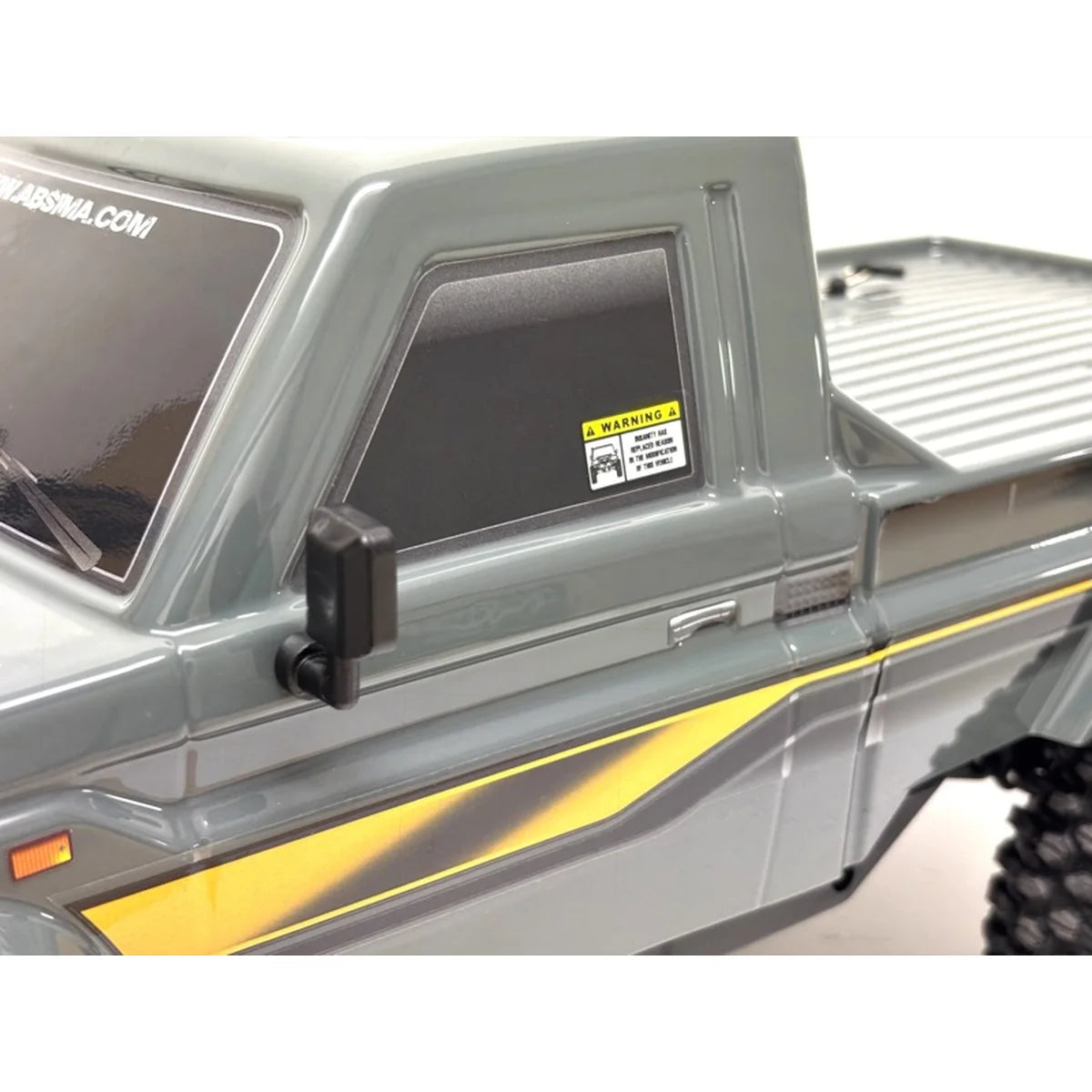 Absima Hilux Crawler CR4.4eco Grau 12050 im Maßstab 1:10 Crawler RTR – Detailansicht mit gelben Streifen und Felgen