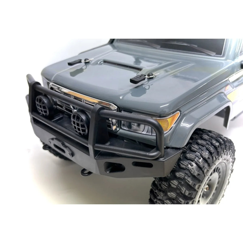 Absima Hilux Crawler CR4.4eco Grau 12050 im Maßstab 1:10 Crawler RTR – Frontansicht mit Schutzgitter und groben Geländereifen