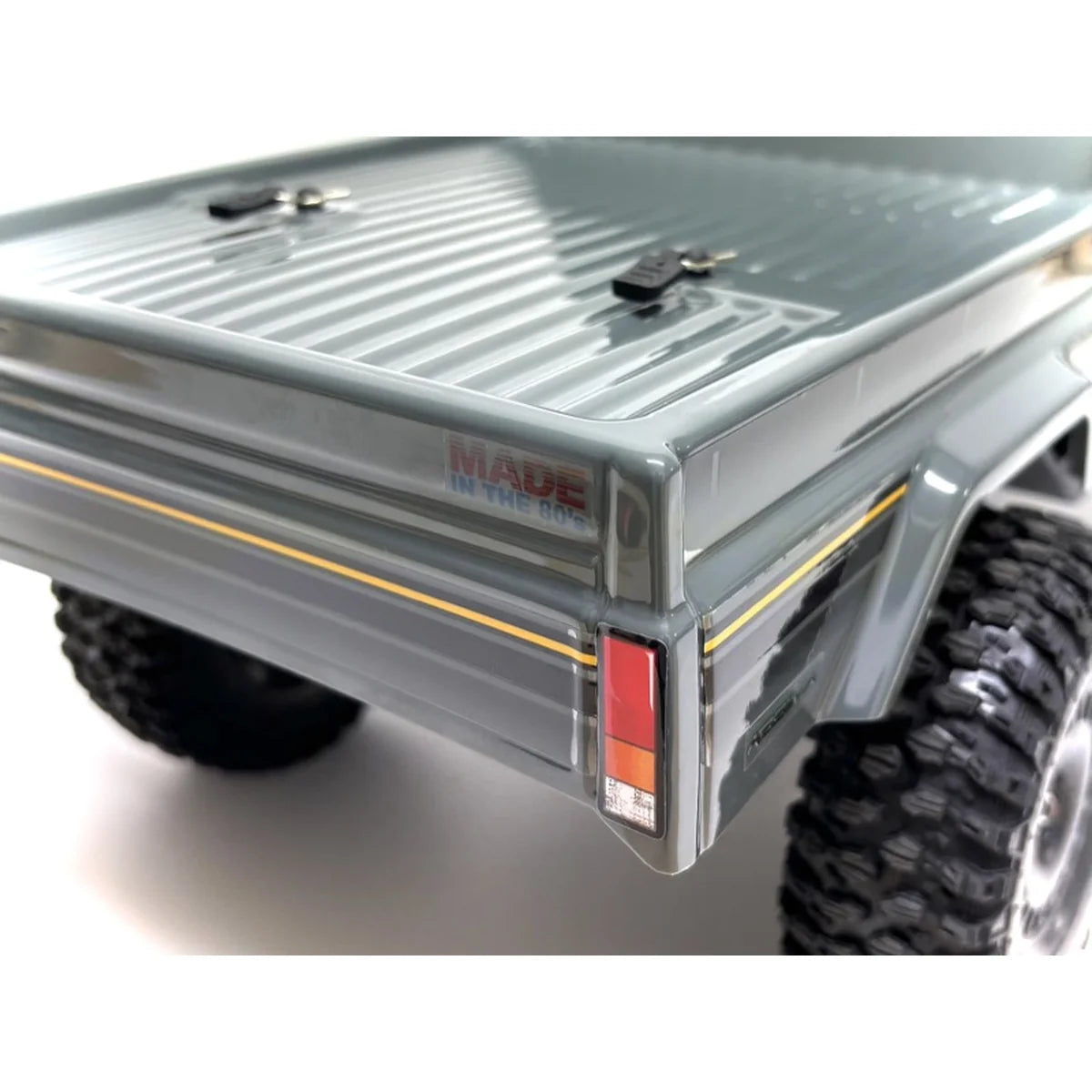 Absima Hilux Crawler CR4.4eco Grau 12050 im Maßstab 1:10 Crawler RTR – Rückansicht Ladefläche mit Rückleuchten