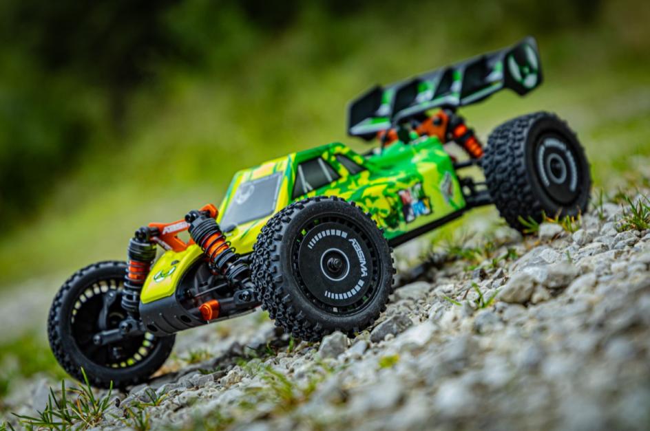 Absima Neon Furry 3S brushless Buggy 1:12 4WD RTR Grün 12121 – Actionbild im Gelände