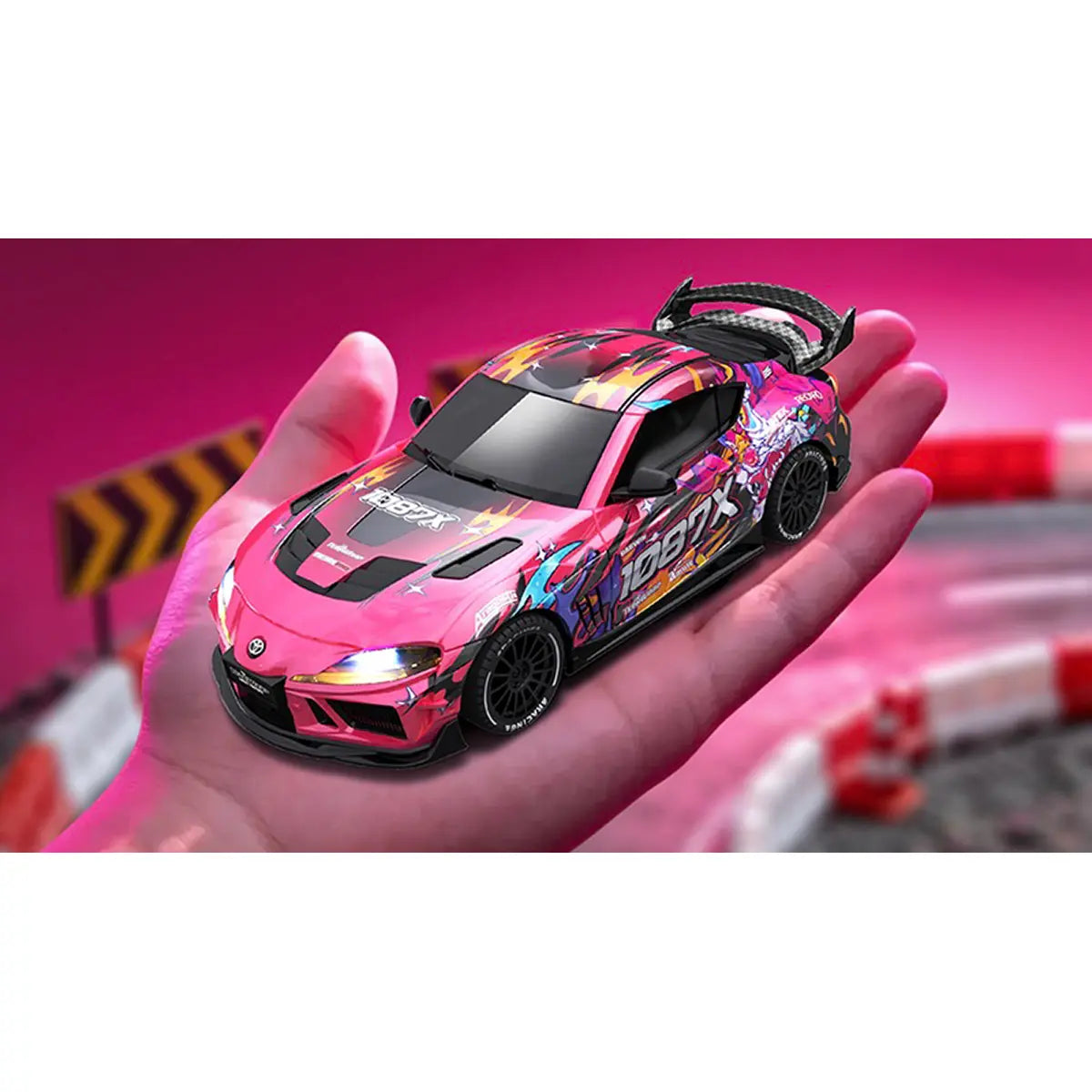 Absima Supra Drift/Race Car 4WD 1:43 RTR Pink 10041 – Größenvergleich auf der Hand