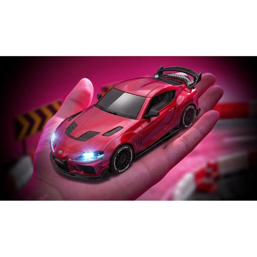 Absima Supra Drift/Race Car 4WD 1:43 RTR Rot 10042 – Größenvergleich auf der Hand