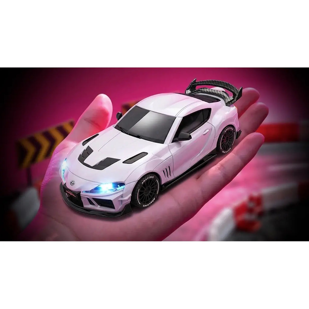 Absima Supra Drift/Race Car 4WD 1:43 RTR Weiß 10043 – Größenvergleich auf der Hand