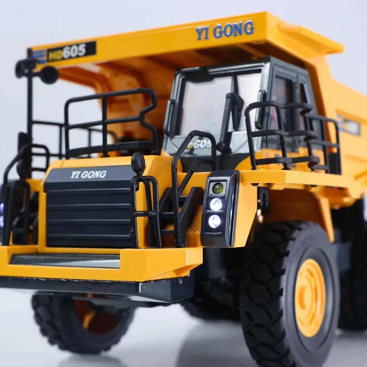 Absima Yigong RC Muldenkipper Die-Cast 80007 im Maßstab 1:50 Baumaschine RTR – Seitenansicht