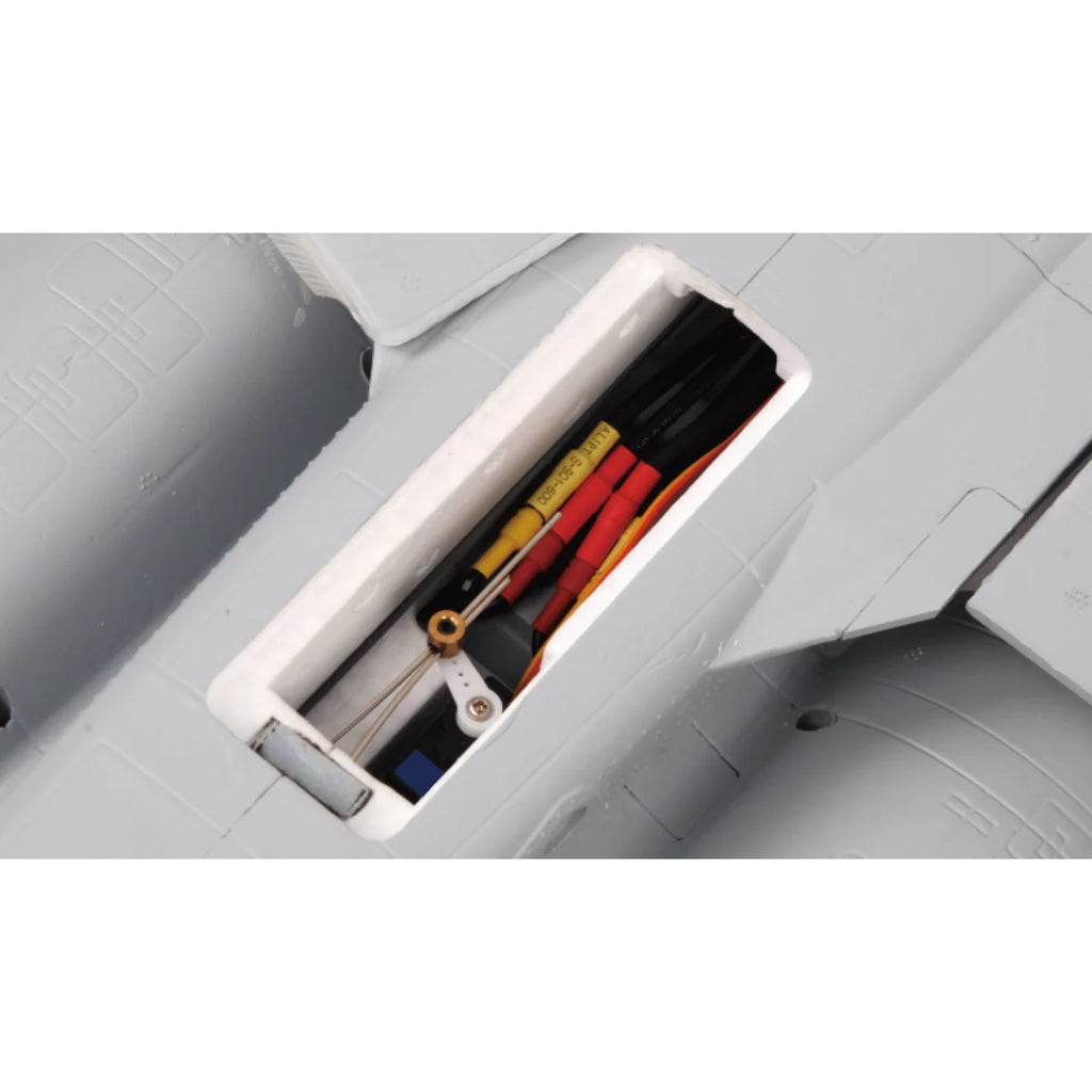 Amewi AMXPlanes A10 Thunderbolt II Jet EPO 24121 Flugzeug PNP – Detailansicht Batterie und Zubehör in weißem Behälter
