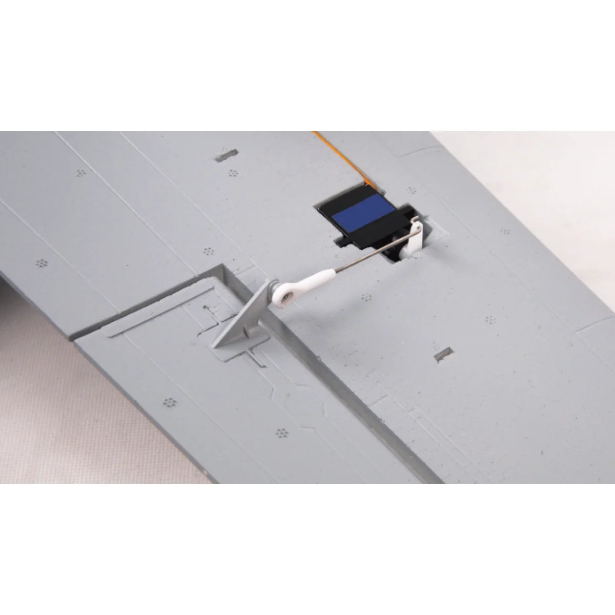 Amewi AMXPlanes A10 Thunderbolt II Jet EPO 24121 Flugzeug PNP – Detailansicht Servo-Komponente mit blauem Hebel montiert