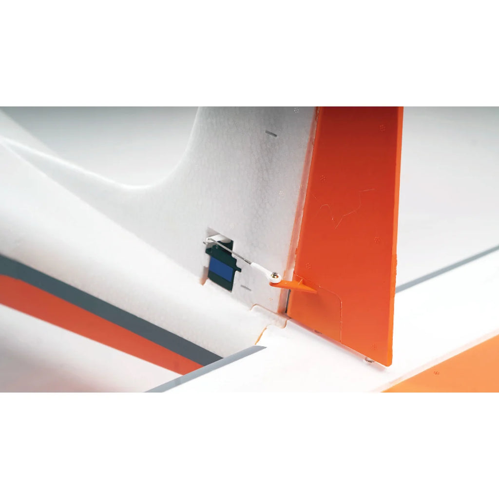 Amewi AMXPlanes Tasman 1500mm STOL EPO 24123 Flugzeug PNP – Detailansicht Servo und Befestigungsteile am Flugzeug