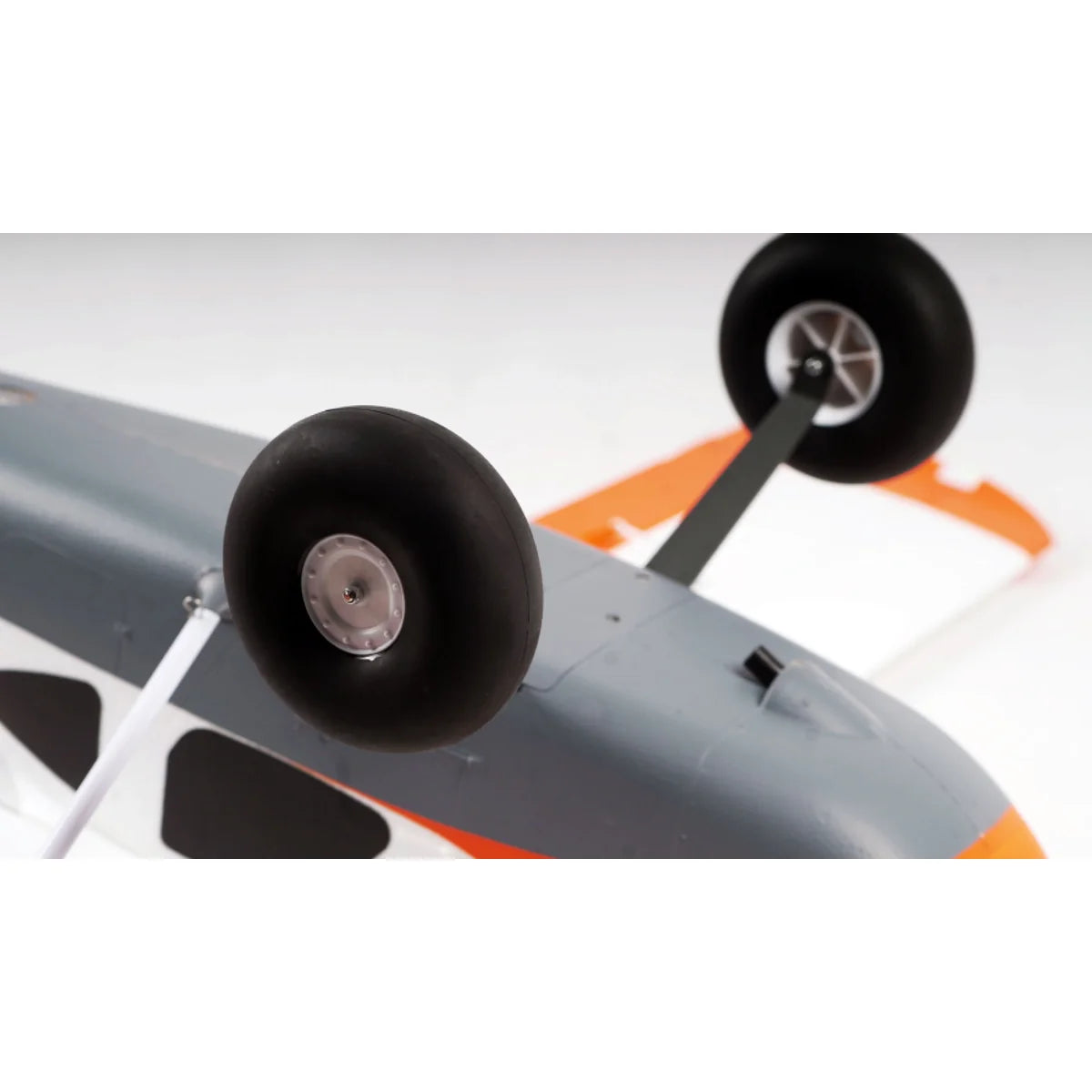 Amewi AMXPlanes Tasman 1500mm STOL EPO 24123 Flugzeug PNP – Draufsicht mit zwei Fahrwerken und orange-weißer Rumpfoberfläche