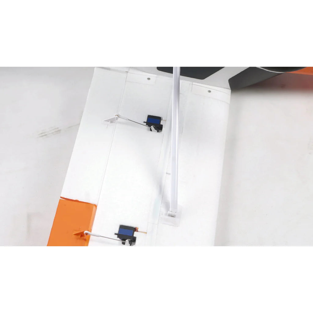 Amewi AMXPlanes Tasman 1500mm STOL EPO 24123 Flugzeug PNP – Draufsicht auf weißer Oberfläche, orange Bauteil sichtbar
