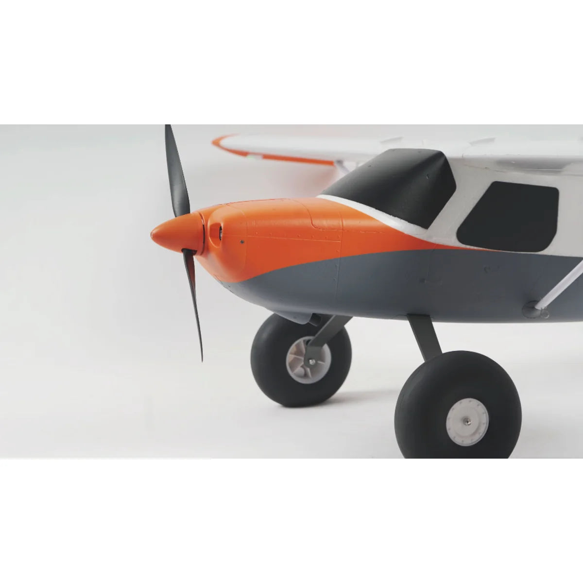 Amewi AMXPlanes Tasman 1500mm STOL EPO 24123 Flugzeug PNP – Seitenansicht mit orange Flugzeugrumpf und Fahrwerk