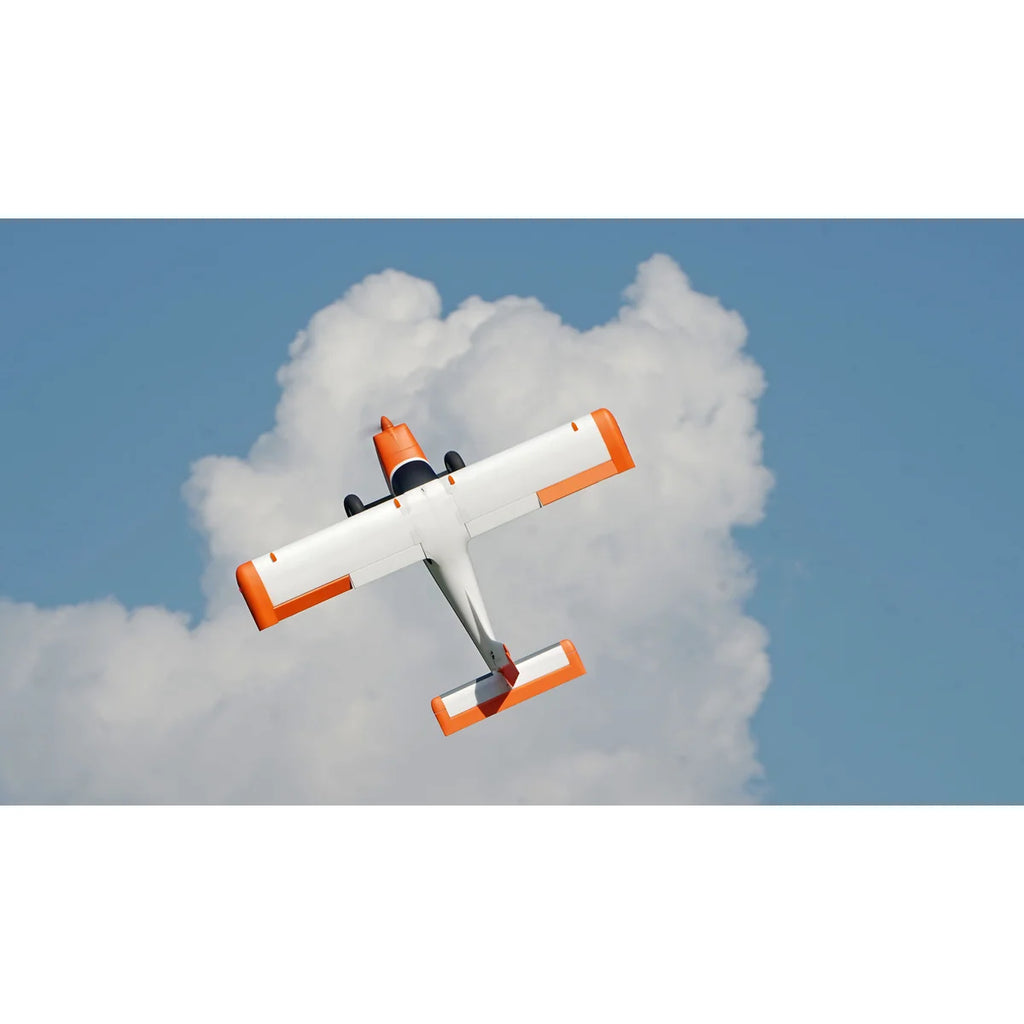 Amewi AMXPlanes Tasman 1500mm STOL EPO 24123 Flugzeug PNP – Seitenansicht mit orange-weißer Farbgebung im Flug