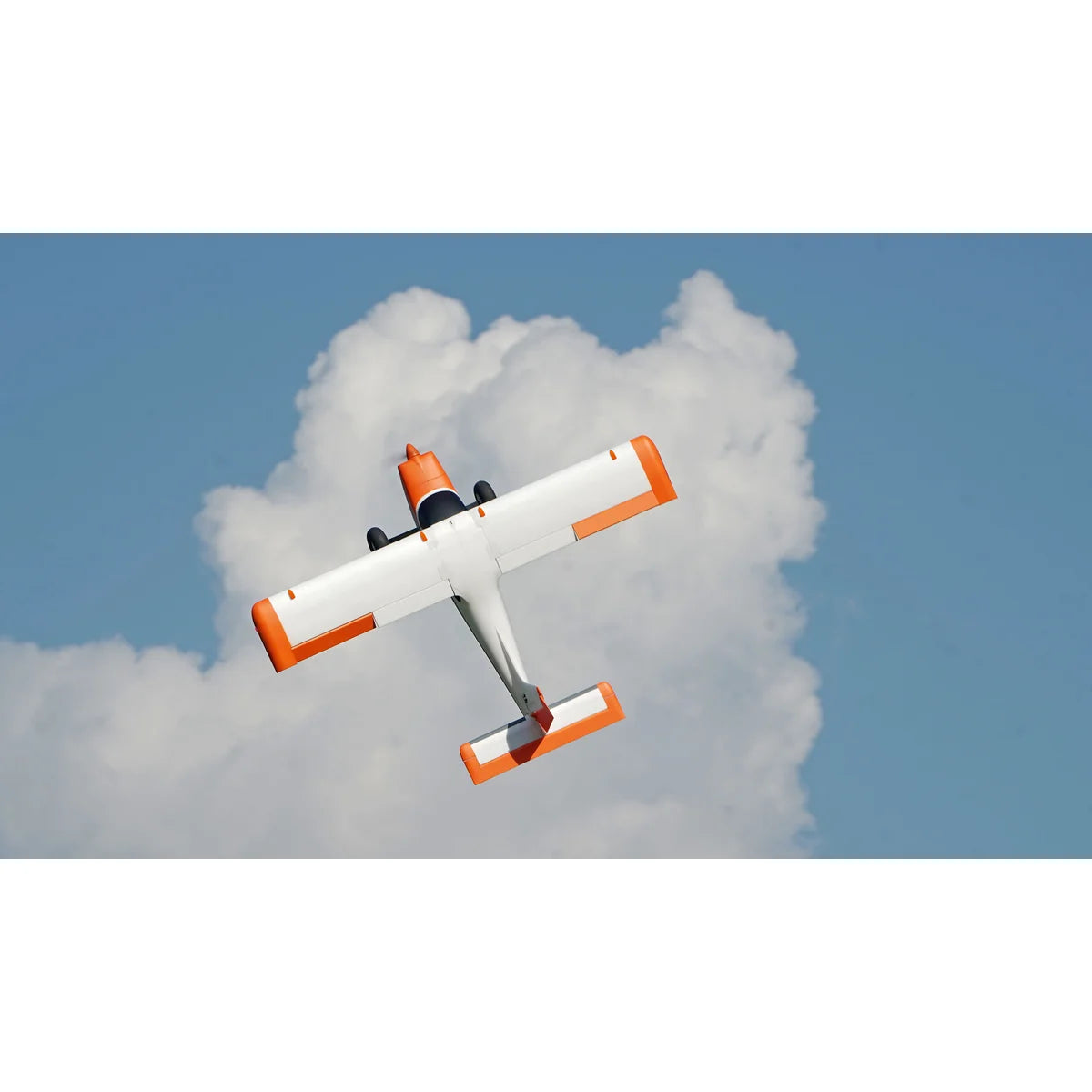 Amewi AMXPlanes Tasman 1500mm STOL EPO 24123 Flugzeug PNP – Seitenansicht mit orange-weißer Farbgebung im Flug