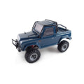 Amewi AMXRock Crawler AM24 4WD blau 22372 im Maßstab 1:24 Crawler RTR – Seitenansicht mit großen Geländereifen und Schutzügel