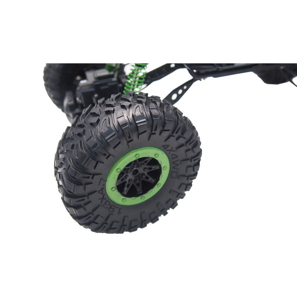 Amewi Crazy Rock Crawler 4WD Grün 22217 im Maßstab 1:10 Crawler RTR – Detailansicht Reifen mit grüner Felge, Radaufhängung