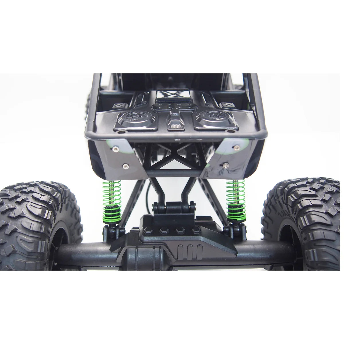 Amewi Crazy Rock Crawler 4WD Grün 22217 im Maßstab 1:10 Crawler RTR – Unteransicht mit grünen Stoßdämpfern und Geländereifen