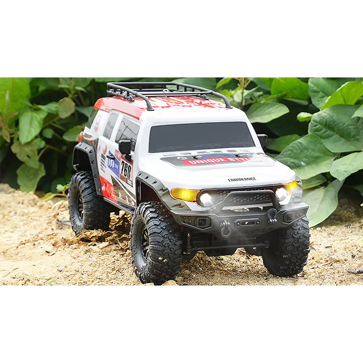 Amewi Dirt Climbing SUV Race Crawler 4WD weiß/rot 22592 im Maßstab 1:10 Crawler RTR – Frontansicht