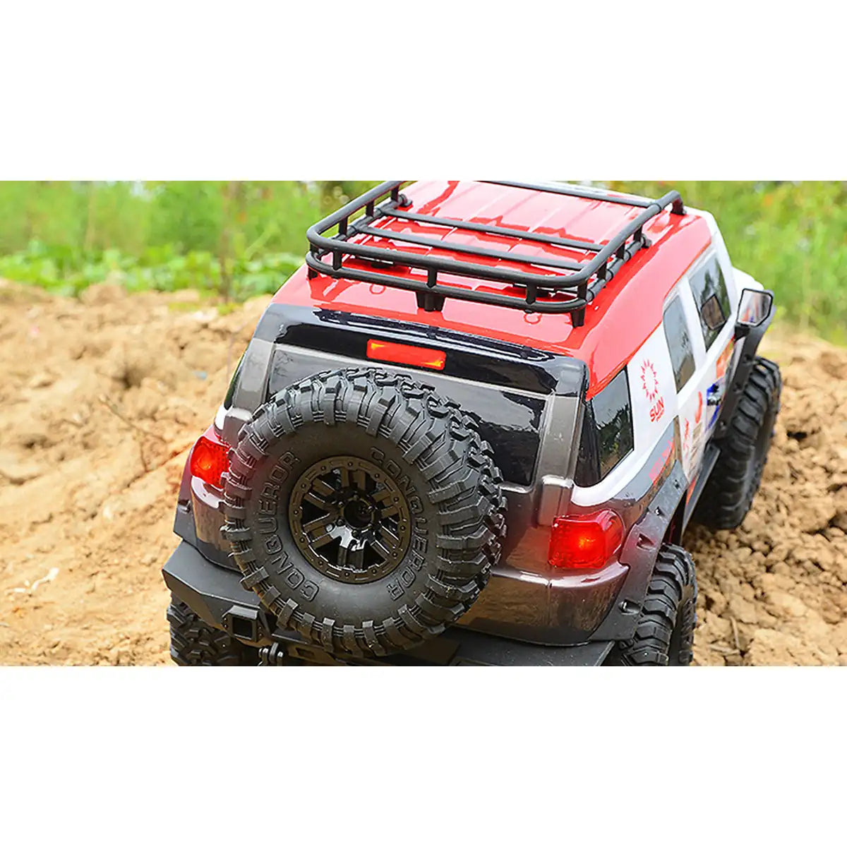 Amewi Dirt Climbing SUV Race Crawler 4WD weiß/rot 22592 im Maßstab 1:10 Crawler RTR – Rückansicht