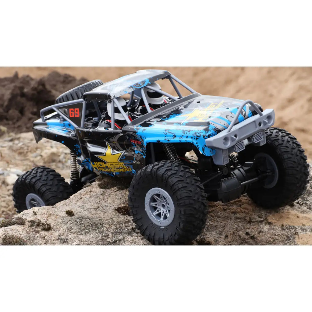 Amewi Double Bridge Crawler brushed 4WD 22412 im Maßstab 1:10 Crawler RTR – Seitenansicht mit großen Reifen, Crawler im Sand