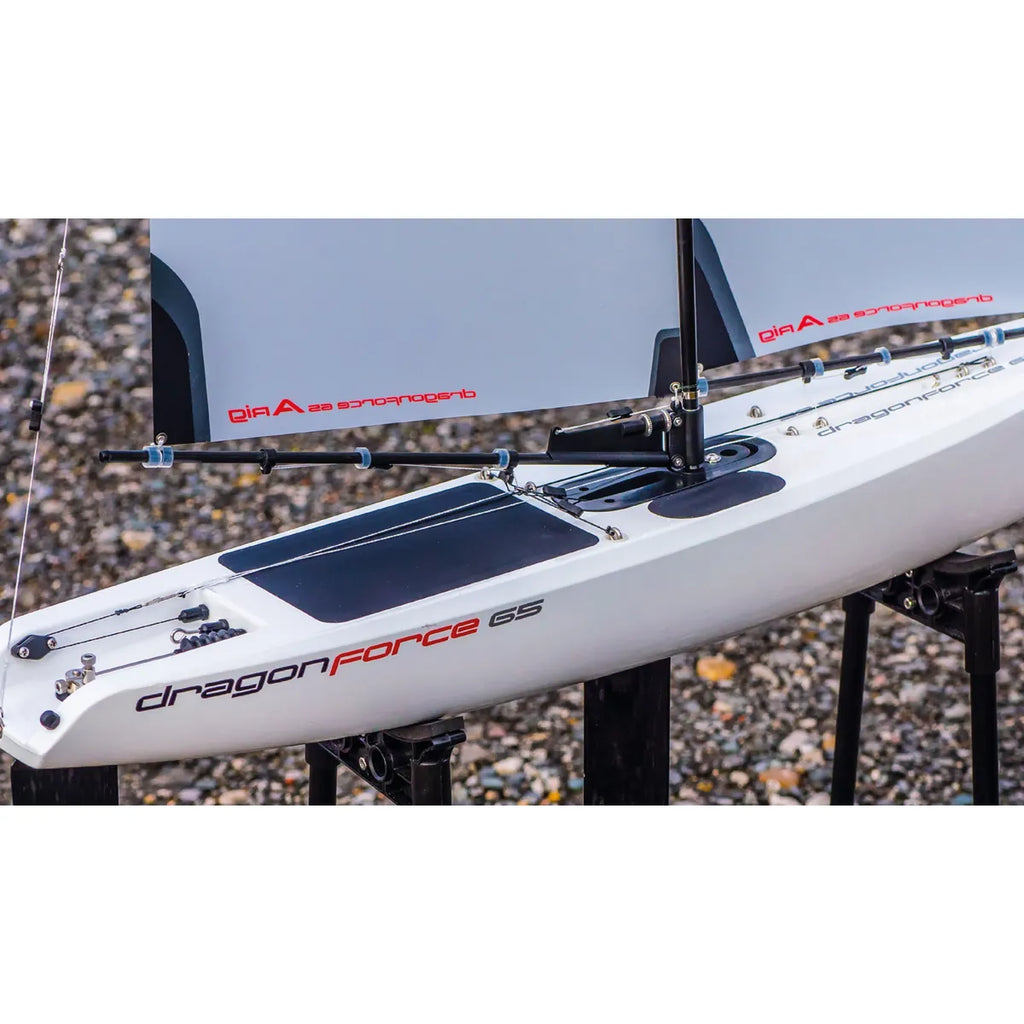 Amewi DragonForce65 V7 Segelboot 650mm 26098 Segelboot RTR – Seitenansicht mit aufgespannten Segeln und Ausleger