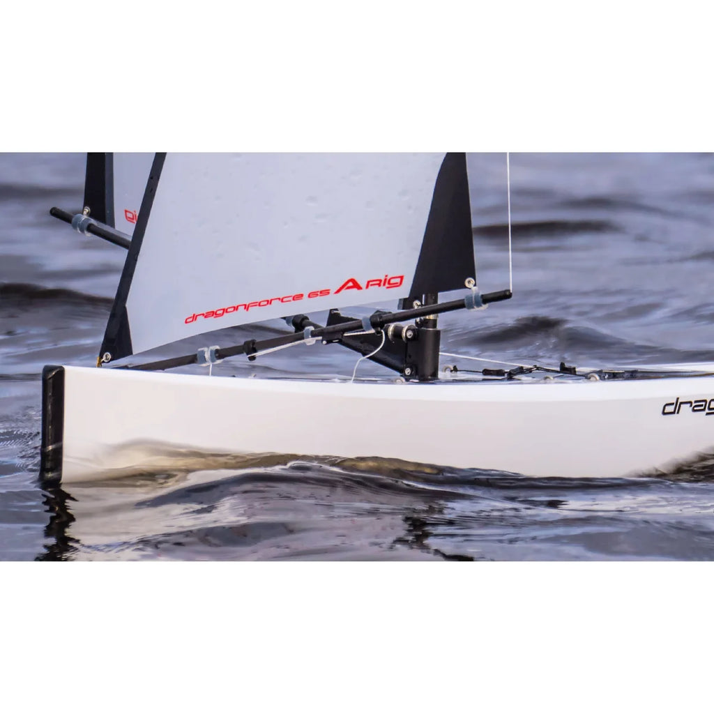 Amewi DragonForce65 V7 Segelboot 650mm 26098 Segelboot RTR – Seitenansicht auf Wasser, mit Segeln und Auslegern
