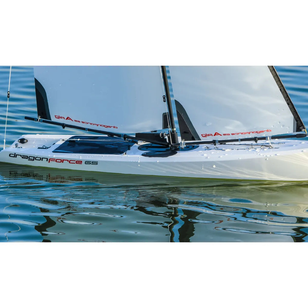 Amewi DragonForce65 V7 Segelboot 650mm 26098 Segelboot RTR – Seitenansicht mit ausgefahrenen Segeln im Wasser