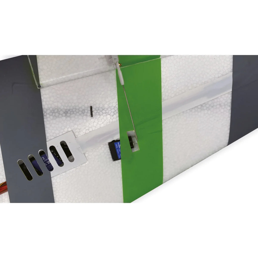 Amewi Eagle Twin V2 40mm EDF Nurflügler Grün 24141 Flugzeug PNP – Detailansicht Innenausstattung mit Batterien und Servos