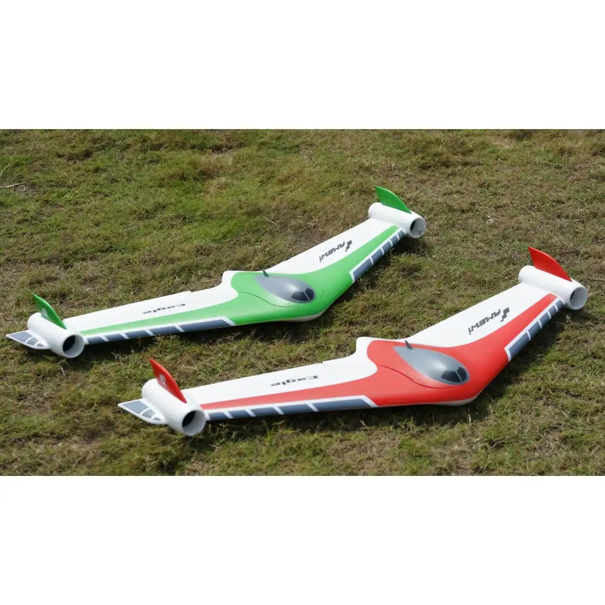 Amewi Eagle Twin V2 40mm EDF Nurflügler Grün 24141 Flugzeug PNP – Seitenansicht zwei Nurflügler nebeneinander, grün und rot