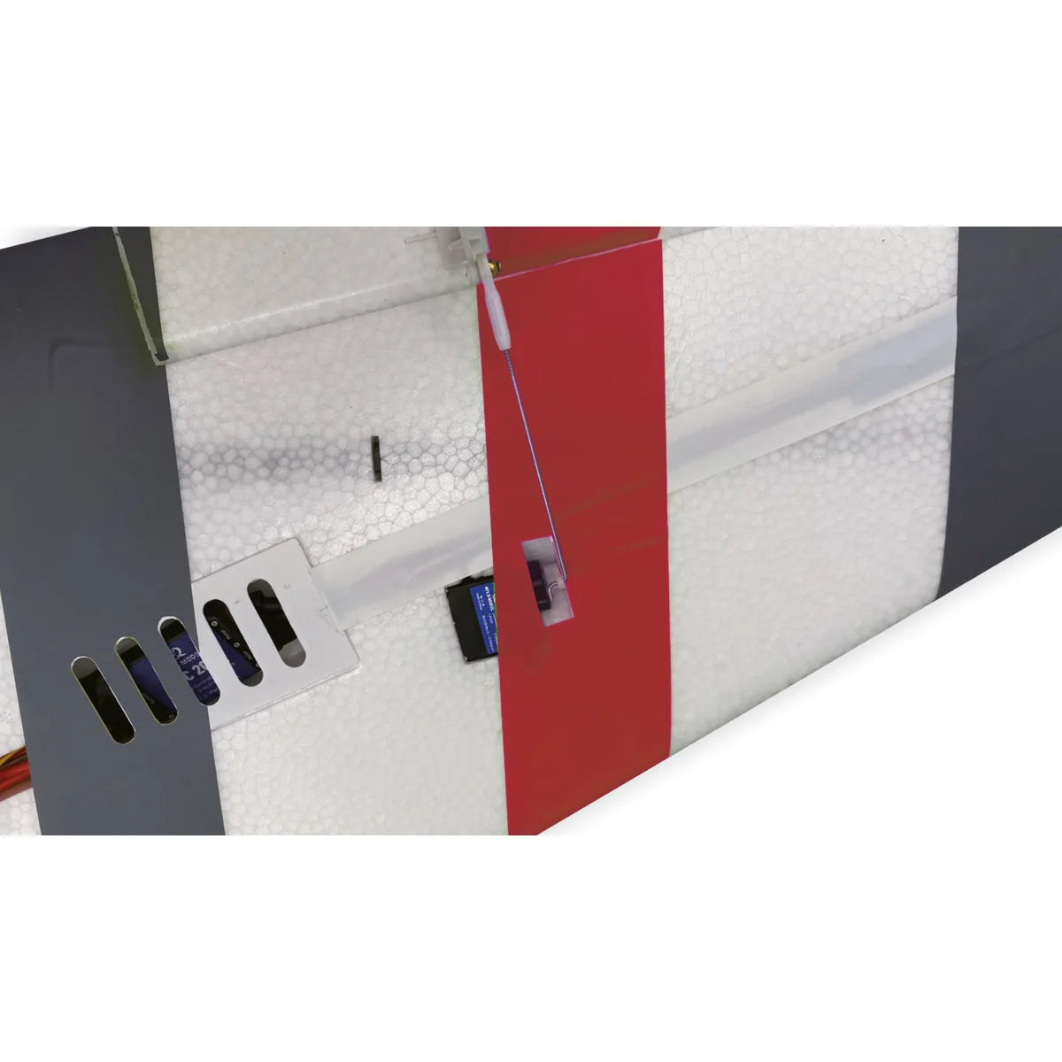 Amewi Eagle Twin V2 40mm EDF Nurflügler Rot 24133 Flugzeug PNP – Detailansicht Innenaufbau mit Lufteinlässen und Elektronik