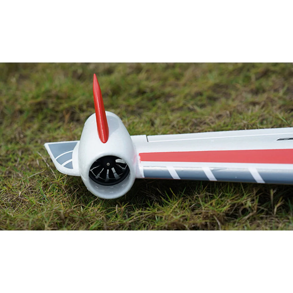 Amewi Eagle Twin V2 40mm EDF Nurflügler Rot 24133 Flugzeug PNP – Seitenansicht mit rotem Leitwerk, auf Wiese