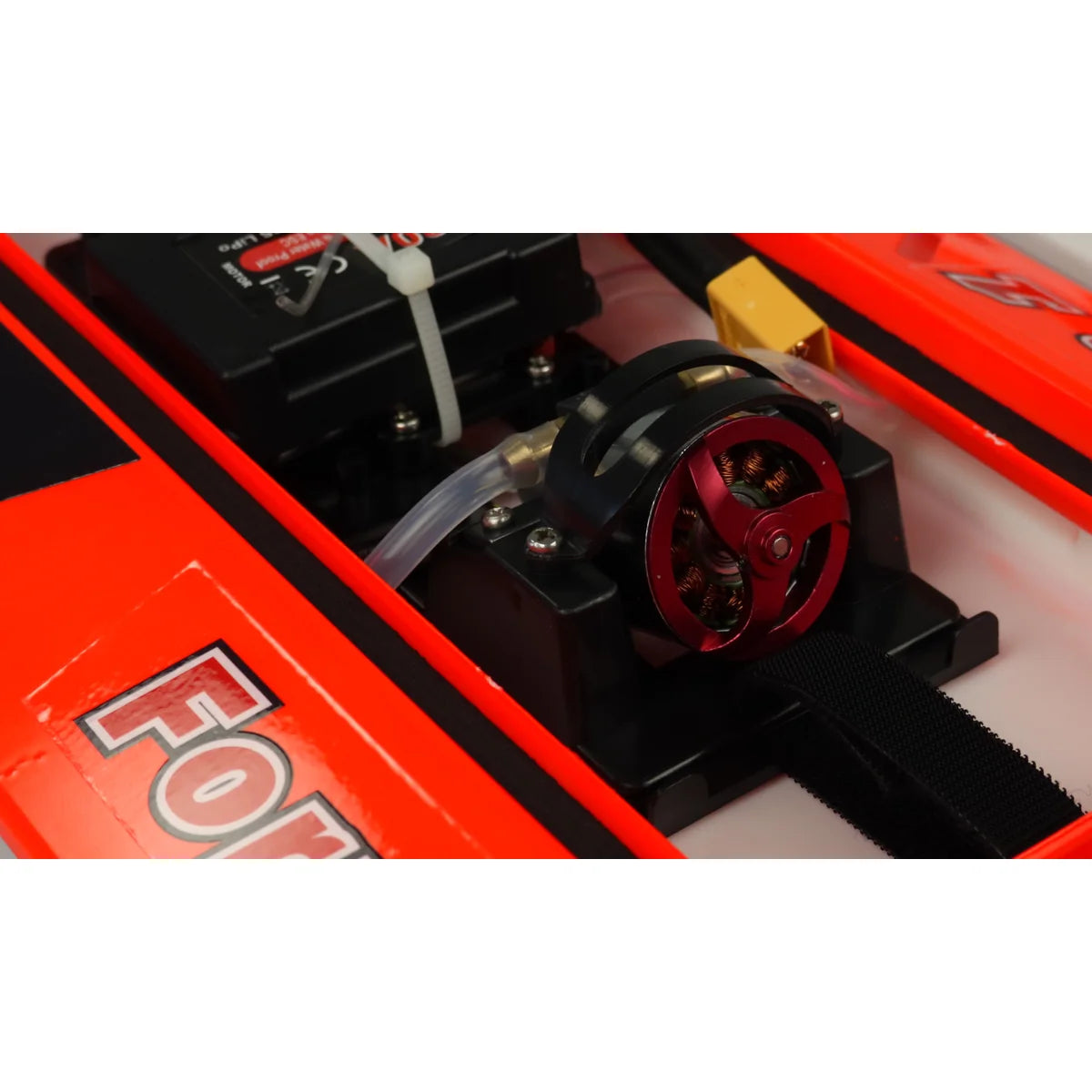 Amewi F1 Boot Mad Shark V2 brushless 26075 Speedboot ARTR – Detailansicht auf Motor und Heckbereich des Bootes