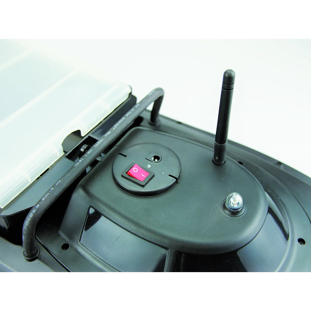 Amewi Futter-/Köderboot V3 620mm 26019 Futterboot RTR – Detailansicht Fernsteuerung mit Antenne und Schalter