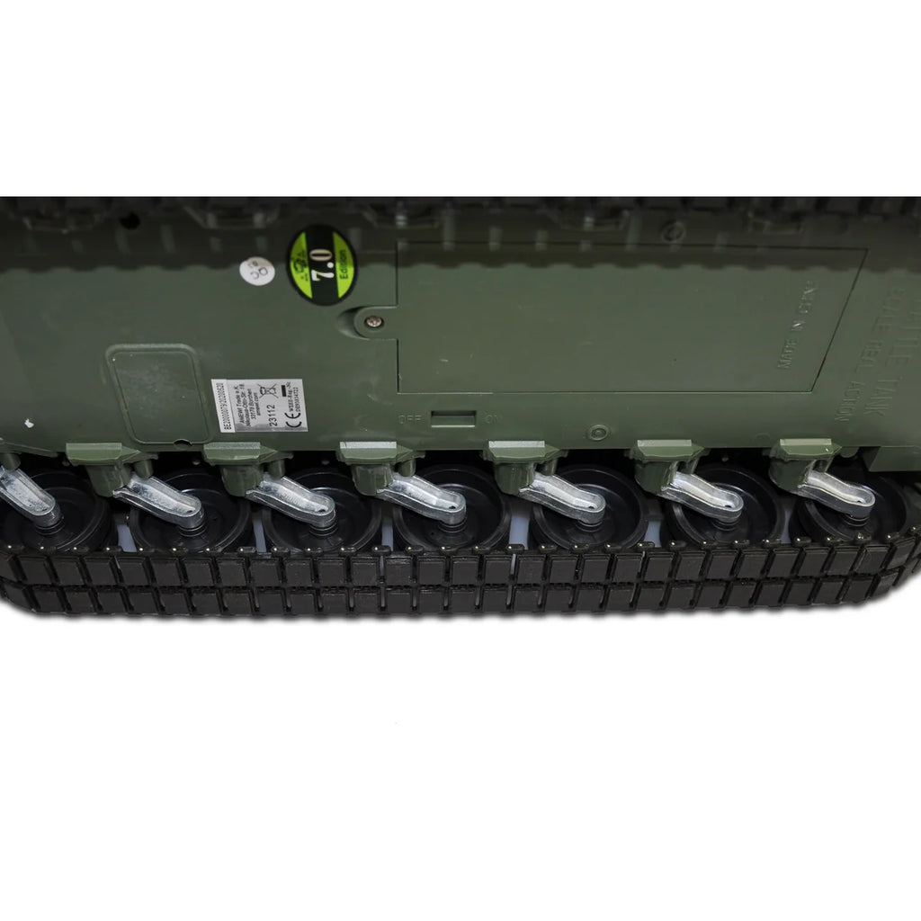 Amewi Leopard 2A6 Advanced Line IR/BB 23112 im Maßstab 1:16 Panzer RTR – Unteransicht mit Kettenfahrwerk und Laufrädern