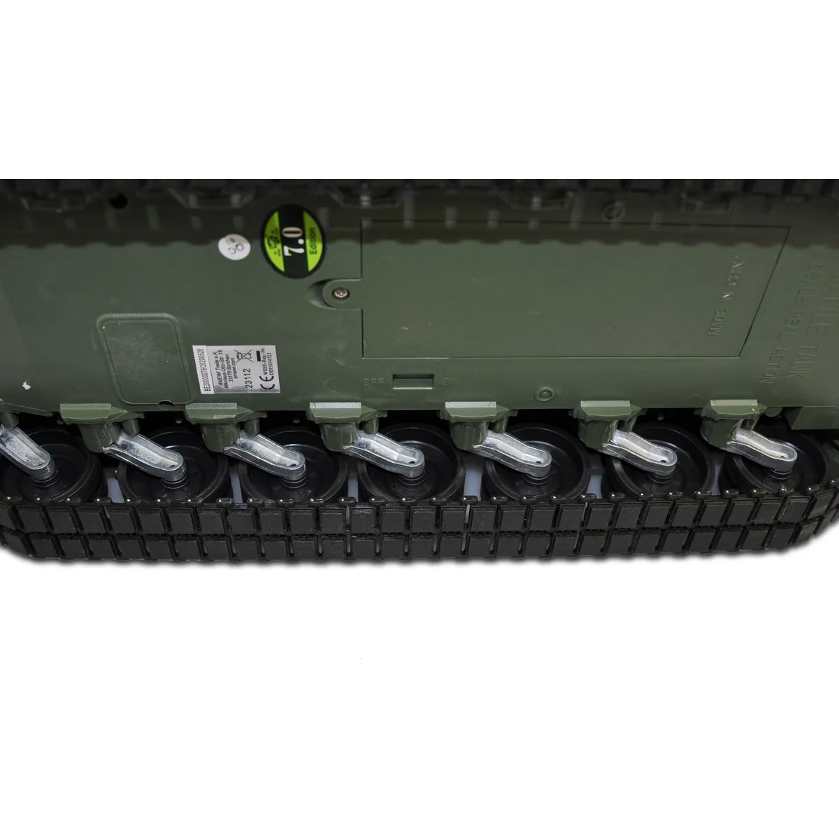 Amewi Leopard 2A6 Advanced Line IR/BB 23112 im Maßstab 1:16 Panzer RTR – Unteransicht mit Kettenfahrwerk und Laufrädern