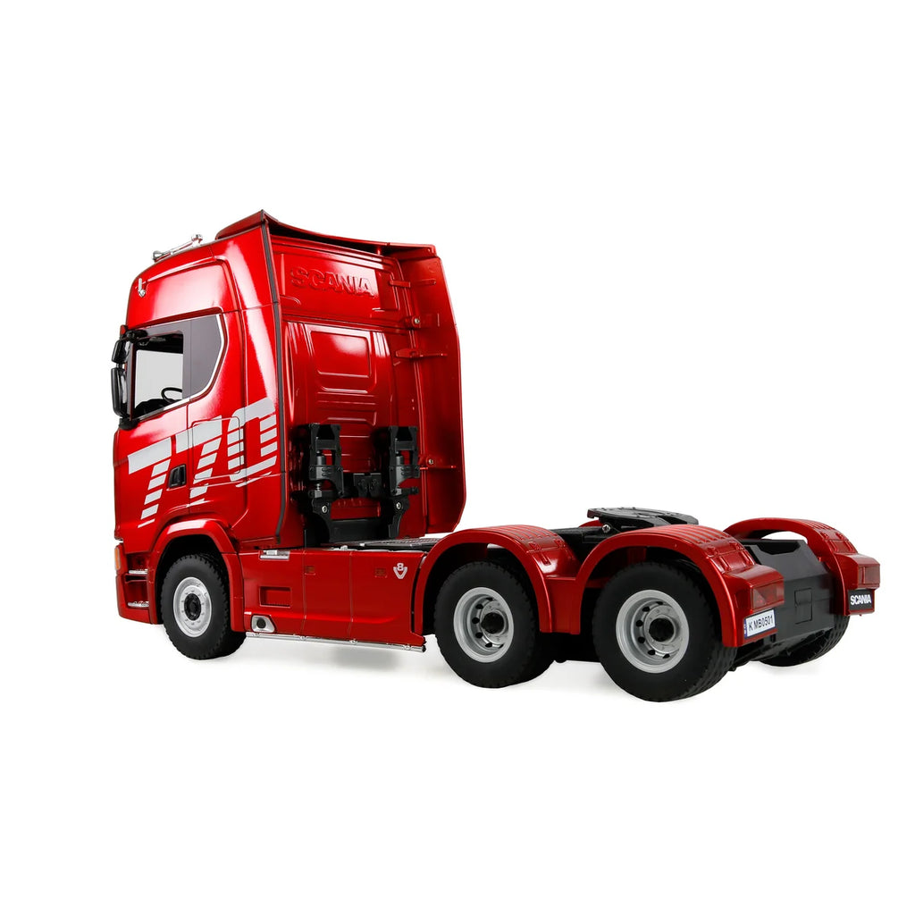 Amewi Scania 770 S Zugmaschine 6x4 Rot 22717 im Maßstab 1:18 Truck RTR – Seitenansicht mit Zugmaschine und Chassisteilen, rot