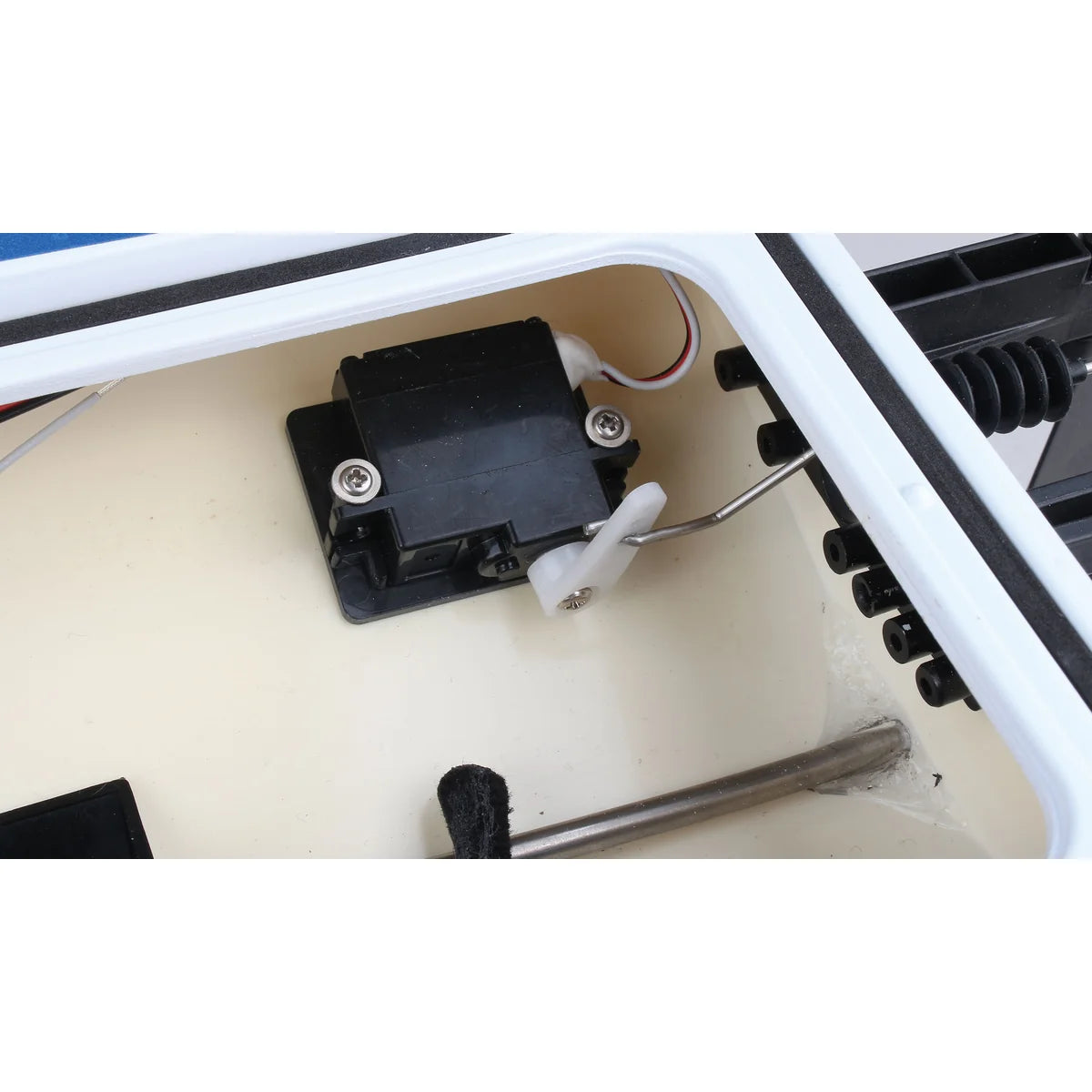 Amewi Speedboot Blade Mono 670mm 40km/h 26071 Speedboot RTR – Detailansicht Servo und Ruder im Bootsinneren