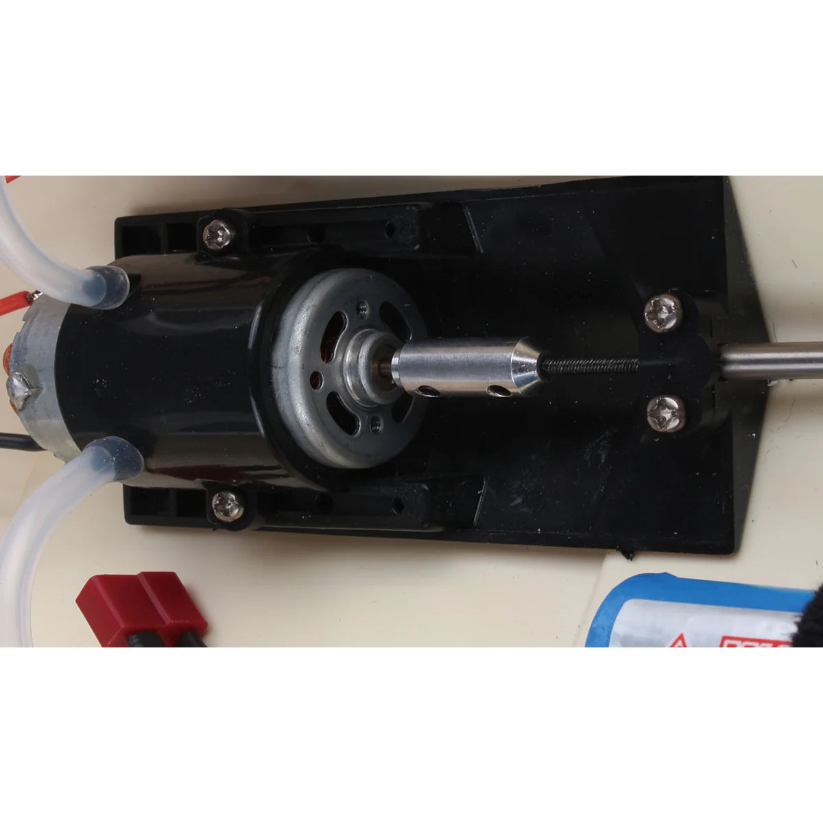 Amewi Speedboot Blade Mono 670mm 40km/h 26071 Speedboot RTR – Detailansicht Motor und Antriebswelle von oben