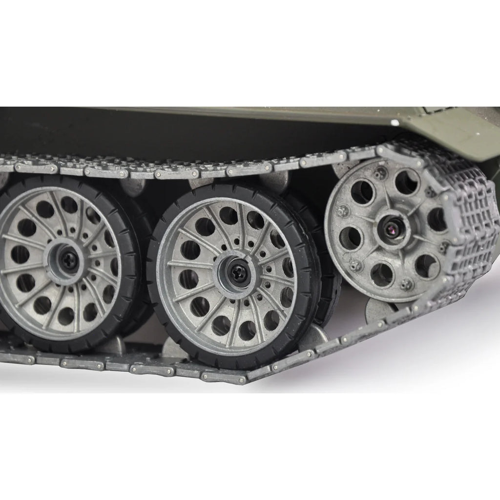Amewi T-34/85 Professional Line IR/BB 23117 im Maßstab 1:16 Panzer RTR – Unteransicht mit Kettenlaufwerk und Rädern