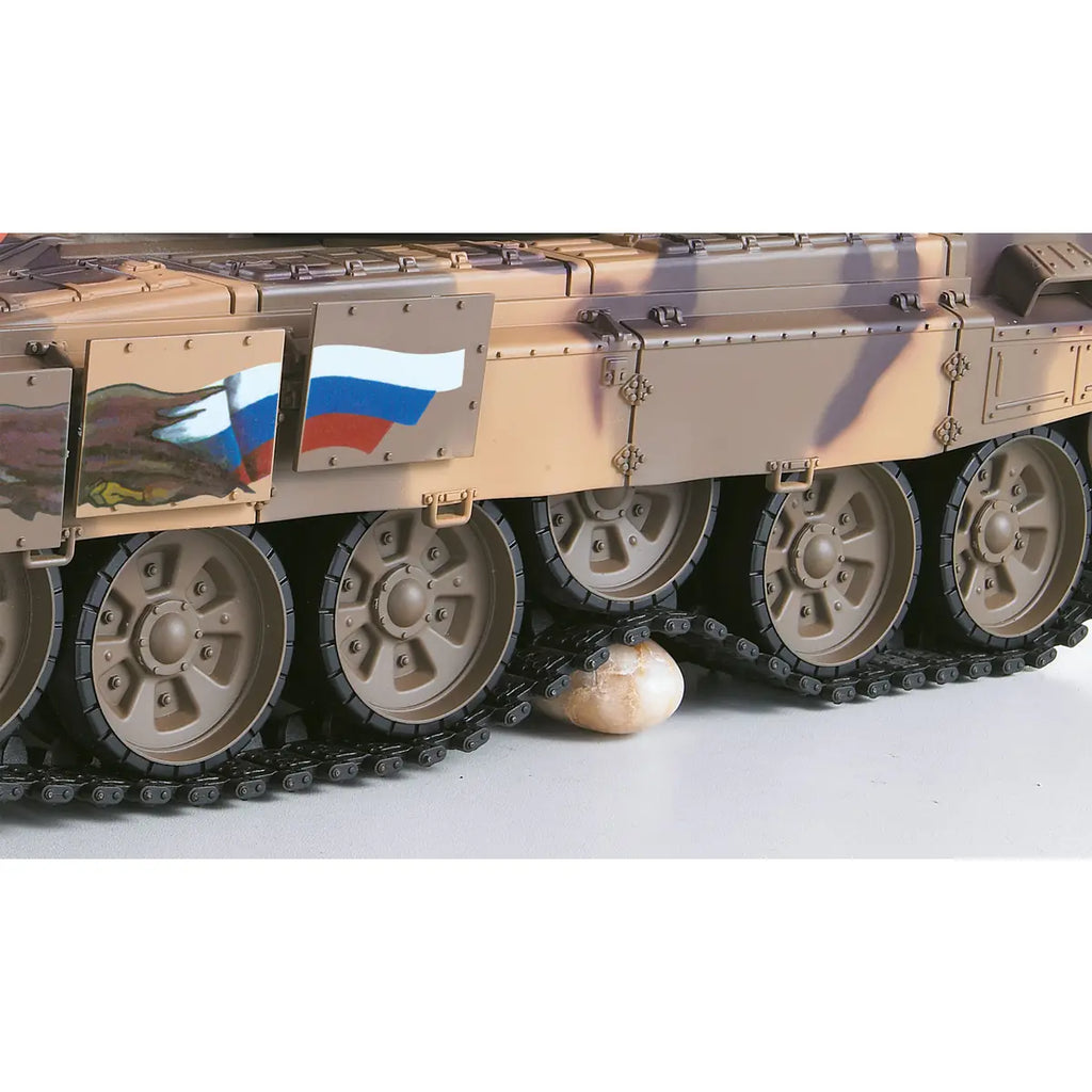Amewi T-90 Advanced Line IR/BB 23118 im Maßstab 1:16 Panzer RTR – Seitenansicht mit Ketten, Rädern und russischer Flagge