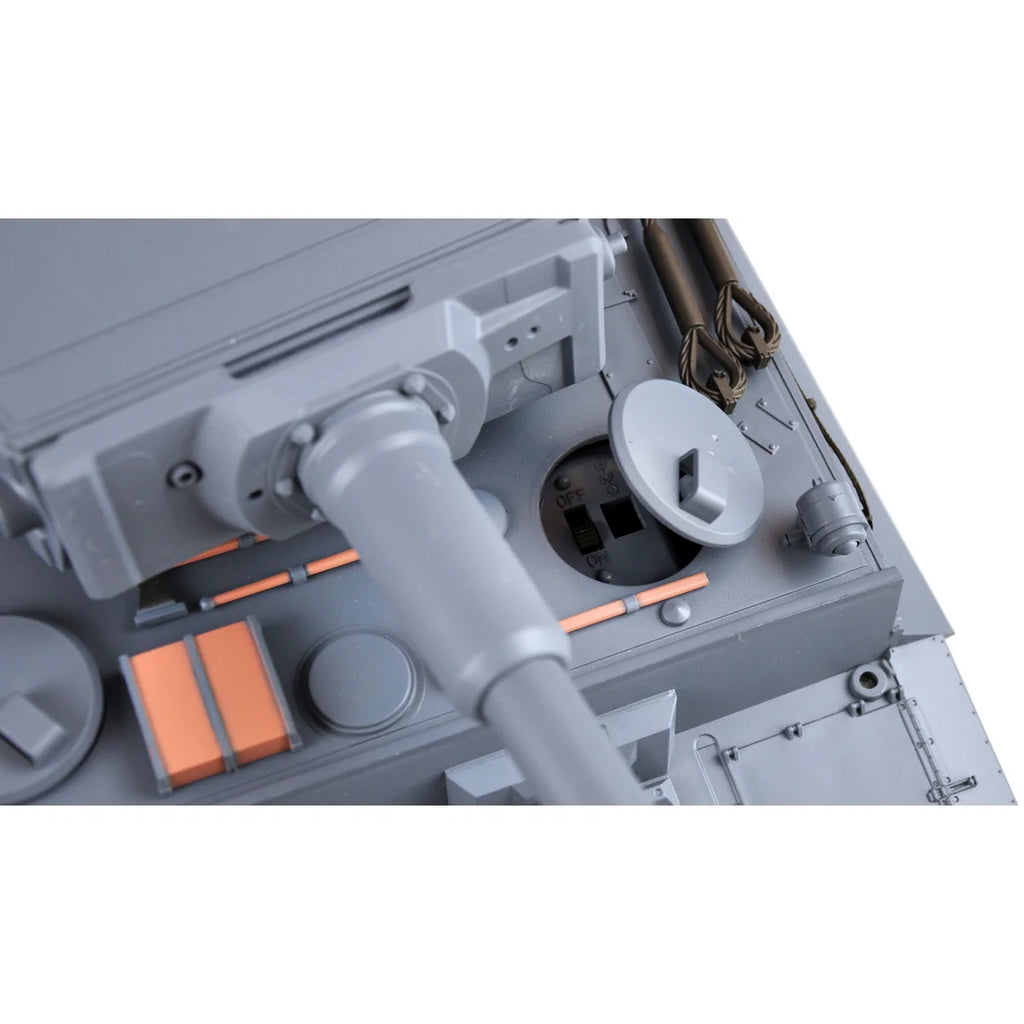 Amewi Tiger I Standard Line IR/BB 23059 im Maßstab 1:16 Panzer RTR – Innenraum Motorraum mit Getriebe und Batterien