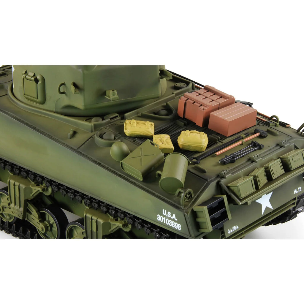 Amewi U.S. M4A3 Sherman Advanced Line IR/BB 23114 im Maßstab 1:16 Panzer RTR – Draufsicht mit Zubehör und Ausrüstung auf Deck