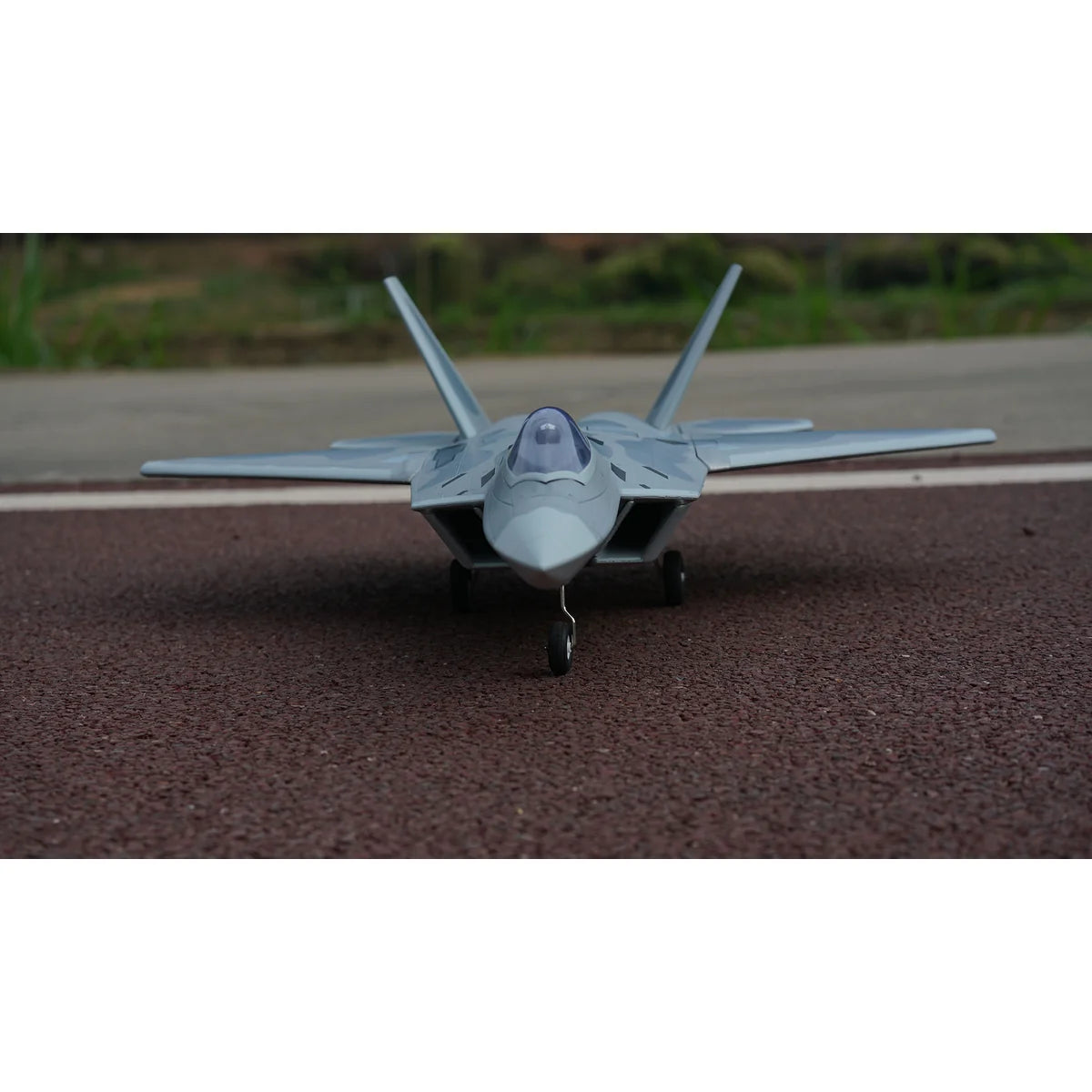 Amewi XFly F-22 Raptor Jet Twin 40mm EDF 24145 Flugzeug PNP – Frontansicht mit eingeklapptem Fahrwerk und Antennen