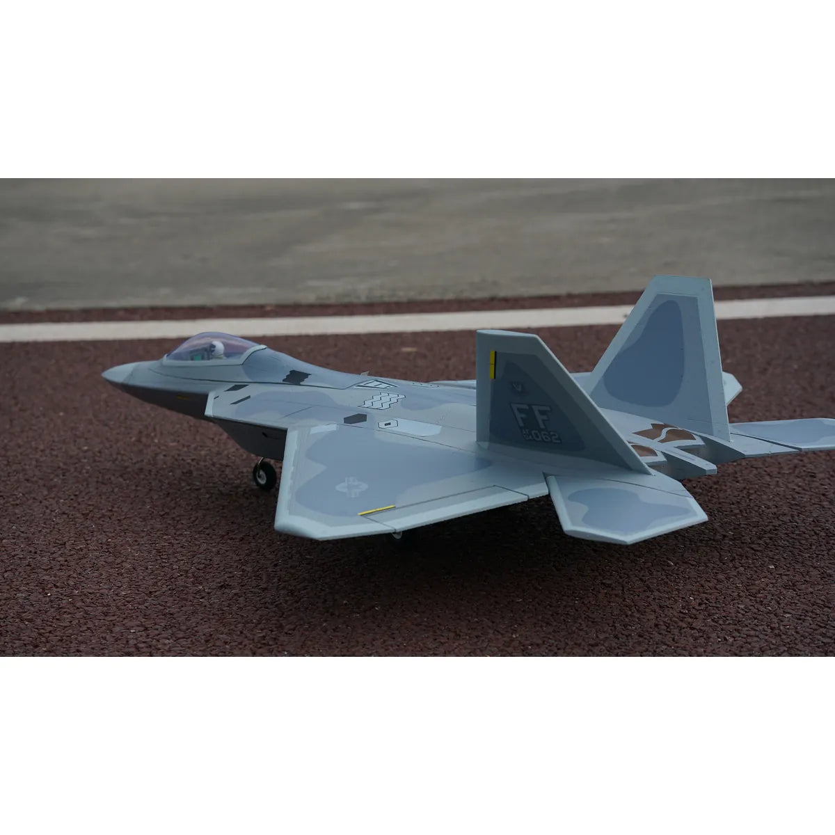 Amewi XFly F-22 Raptor Jet Twin 40mm EDF 24145 Flugzeug PNP – Seitenansicht mit eingeklapptem Fahrwerk, auf Asphalt