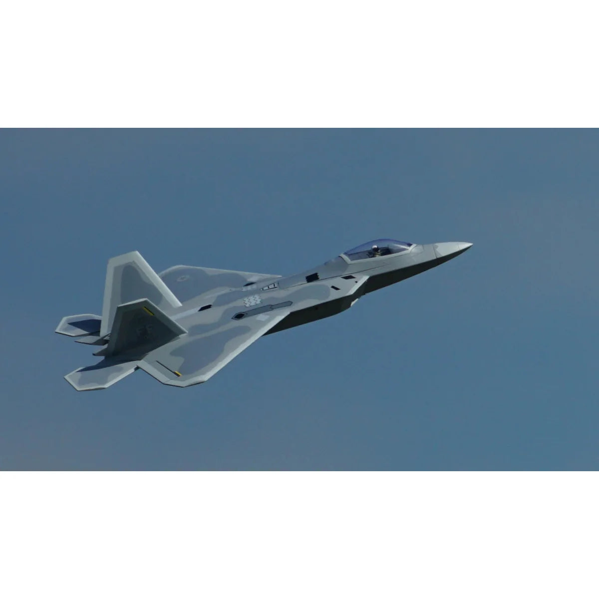 Amewi XFly F-22 Raptor Jet Twin 40mm EDF 24145 Flugzeug PNP – Seitenansicht RC-Jet im Flug gegen blauen Himmel