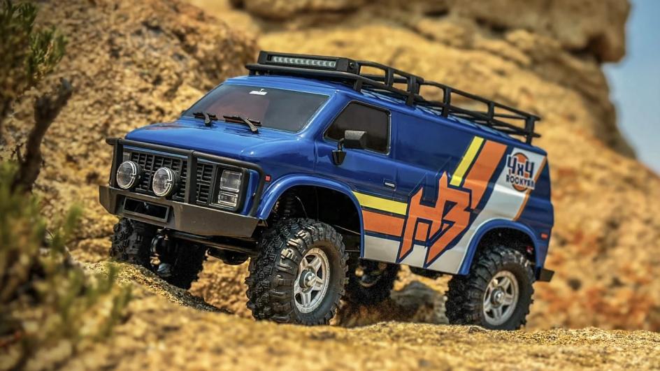 Hobby Plus CR18P EVO-V2 Rock Van Crawler 1:18 4WD RTR Blau HBP1810503-BL – Actionbild im Gelände