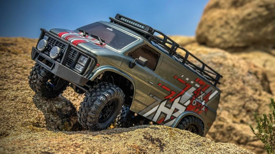 Hobby Plus CR18P EVO-V2 Rock Van Crawler 1:18 4WD RTR Grau HBP1810503-GY – Actionbild im Gelände