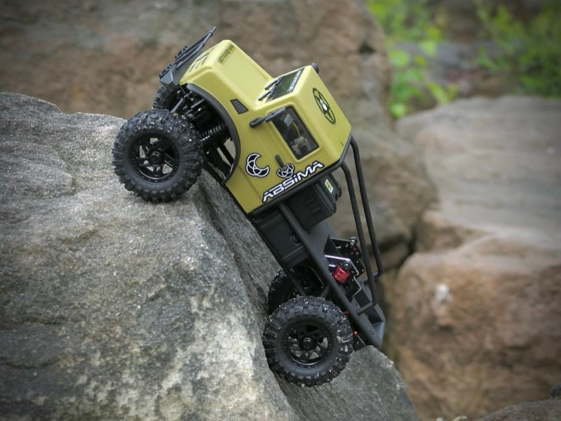 Hobby Plus CR18P V3 T-Hunter Brushless Crawler 1:18 4WD RTR Sandfarben HBP1810419-V3 – Actionbild am Felsen