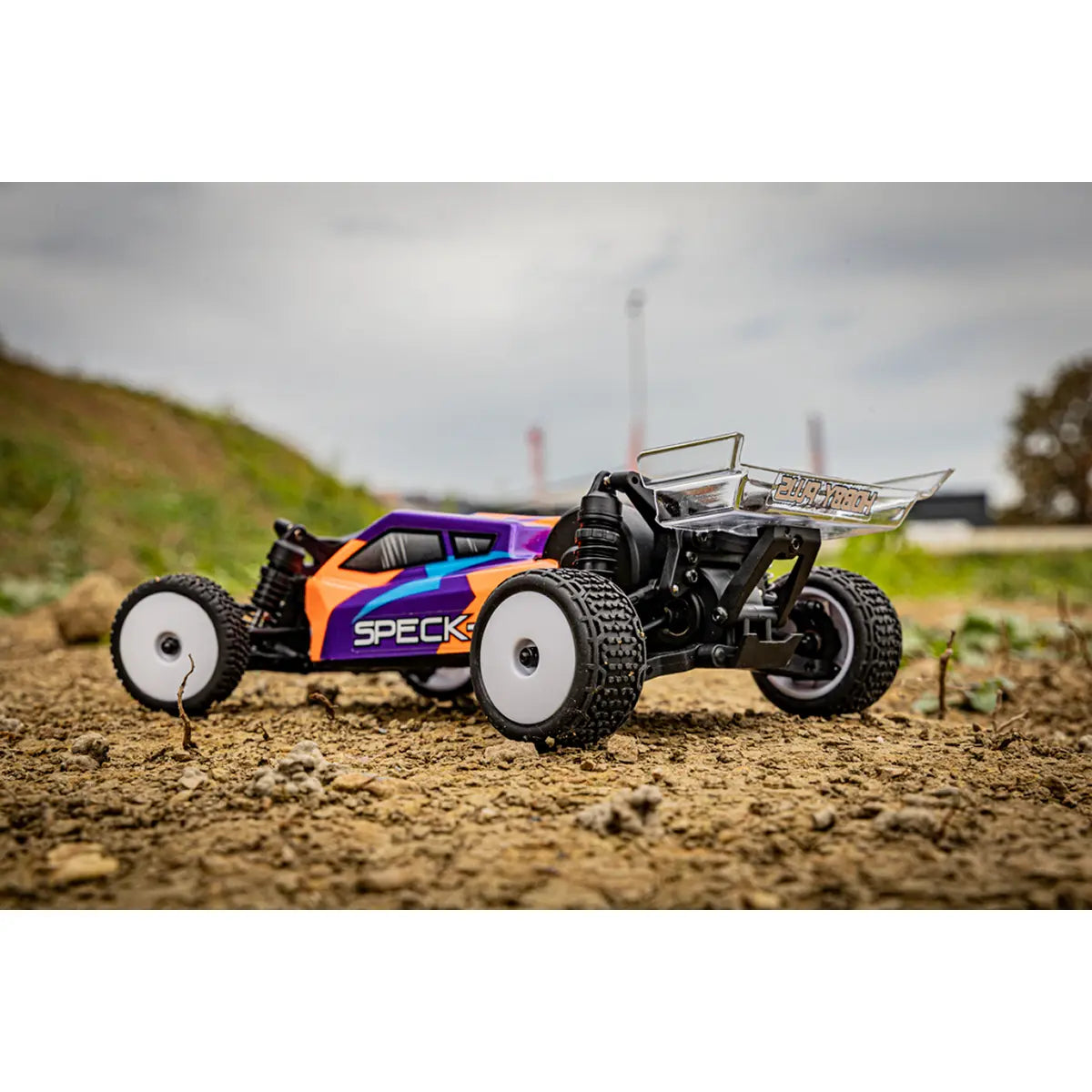Hobby Plus Speck-B RC Buggy 1:24 2WD RTR Orange HBP2410250-C2 – Actionbild auf Erde