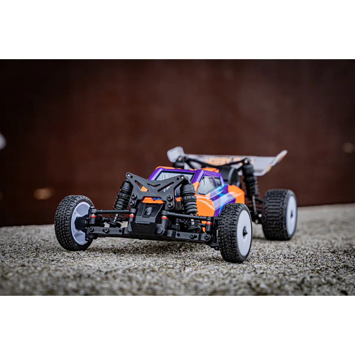 Hobby Plus Speck-B RC Buggy 1:24 2WD RTR Orange HBP2410250-C2 – Schrägansicht vorne im Freien