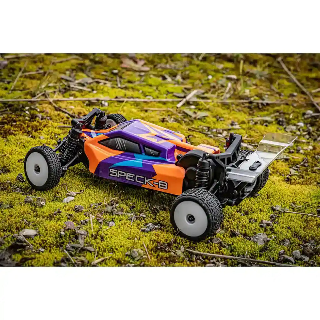 Hobby Plus Speck-B RC Buggy 1:24 2WD RTR Orange HBP2410250-C2 – Seitenansicht auf der Wiese